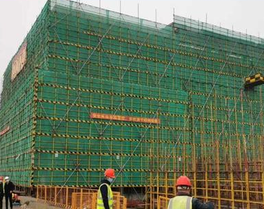 建筑工地上使用爬架葫蘆搭建防護網